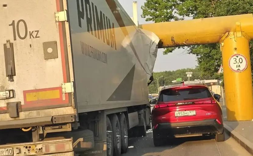 Щербинская труба снова стала ловушкой для грузовика