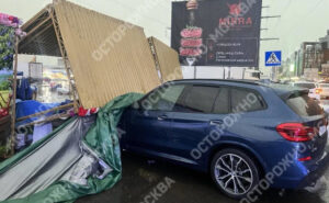 Непогода повредила автомобили у «Фуд Сити»: торговые палатки рухнули на парковку
